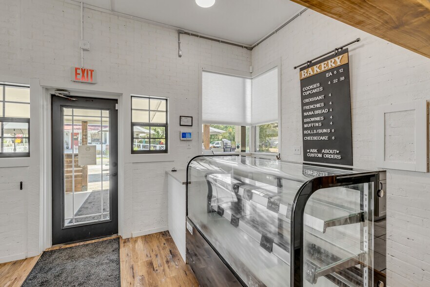 More Photos Of 218 N Orange St, New Smyrna Beach Freestanding For Sale