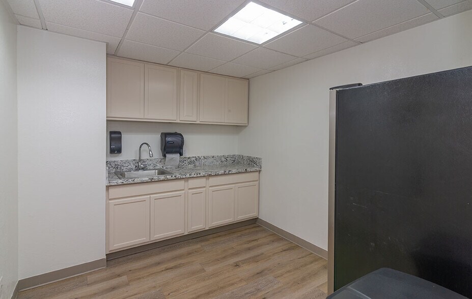 More Photos Of 3801 San Dimas St, Bakersfield Medical For Lease