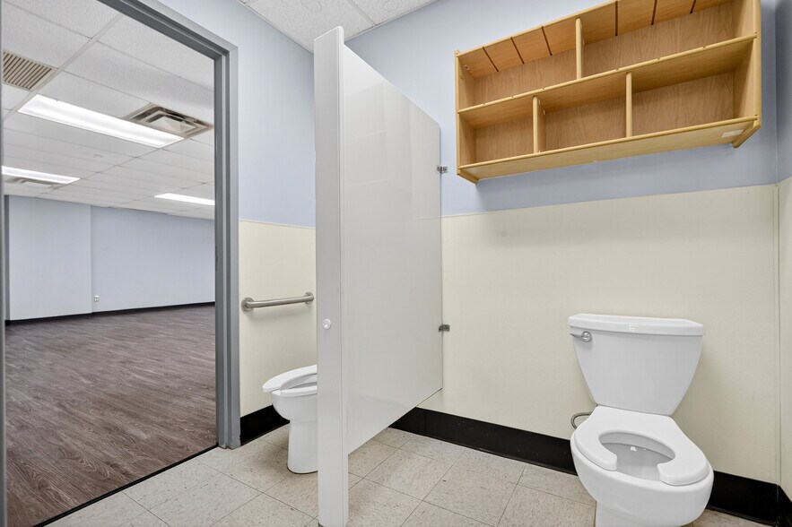 More Photos Of 852 E Highland Rd, Macedonia Flex For Lease