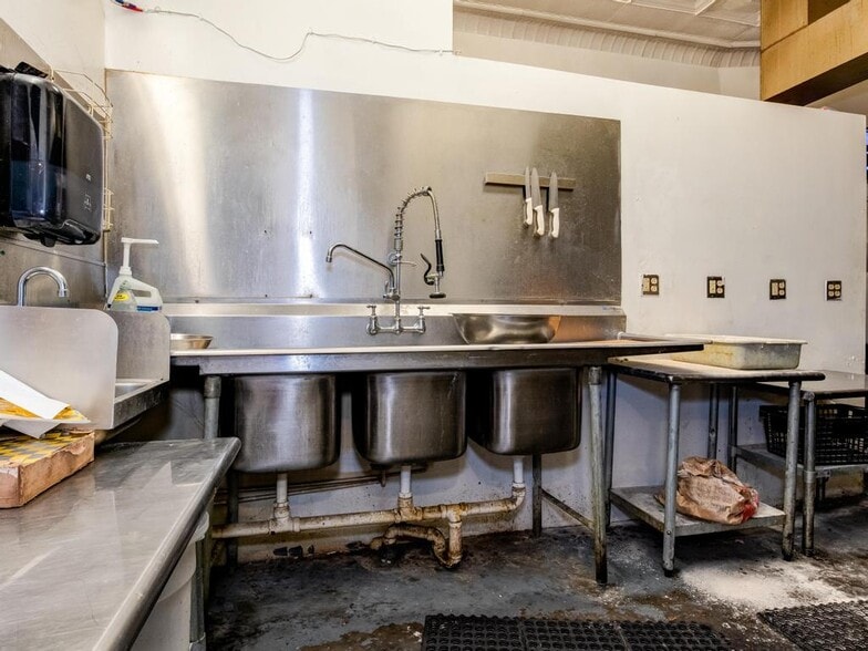 More Photos Of 800 Franklin Ave, Aliquippa Restaurant For Sale