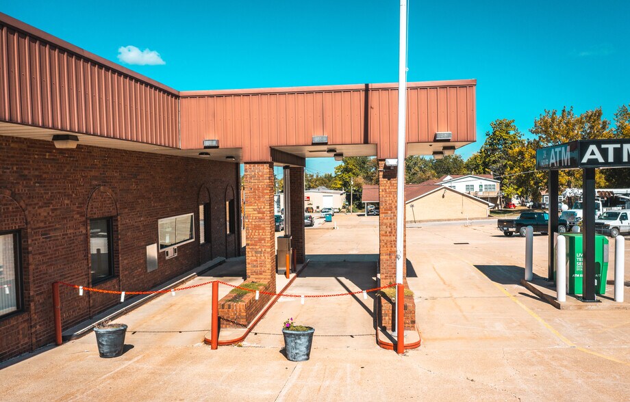 More Photos Of 216 W 2nd St, Dixon Bank For Sale