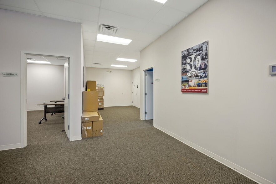 More Photos Of 7308 Shallowford Rd, Chattanooga Storefront Retail Office For Lease