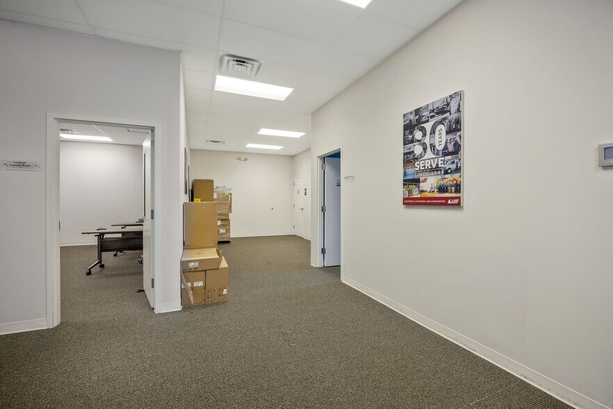 More Photos Of 7308 Shallowford Rd, Chattanooga Storefront Retail Office For Lease