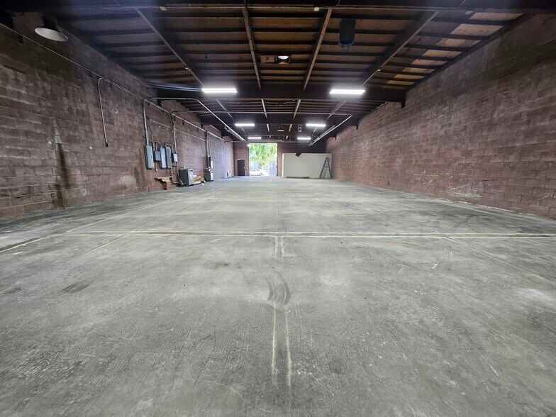 More Photos Of 2819 Southwest Dr, Los Angeles Warehouse For Lease