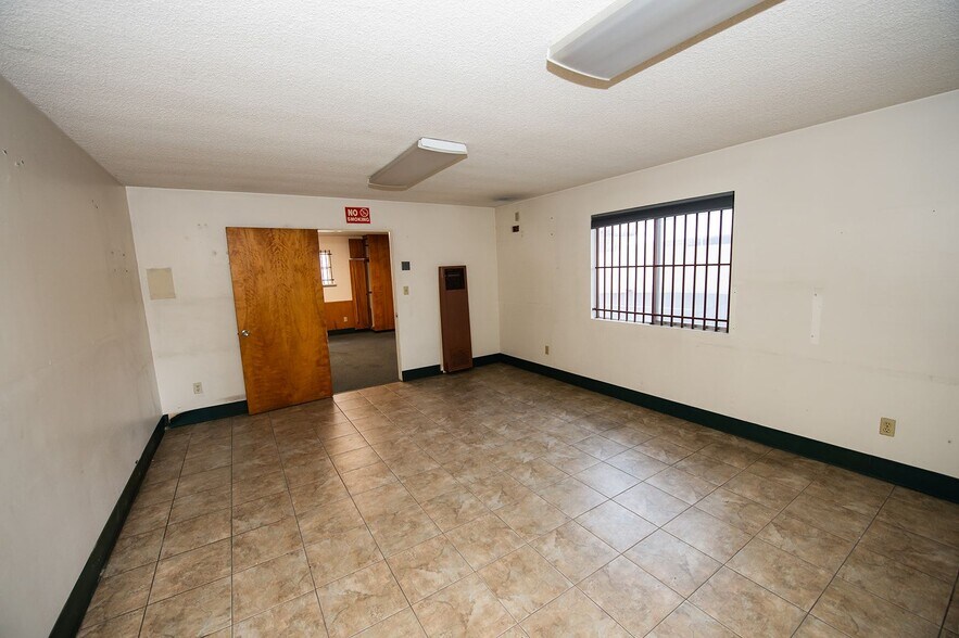 More Photos Of 992 W 9th St, Upland Warehouse For Lease