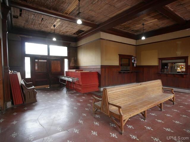 More Photos Of 808 Oak St, Calumet Office For Sale