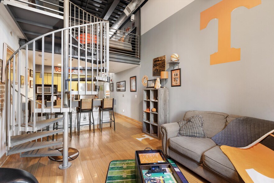 More Photos Of 16-20 Market Sq, Knoxville Apartments For Sale