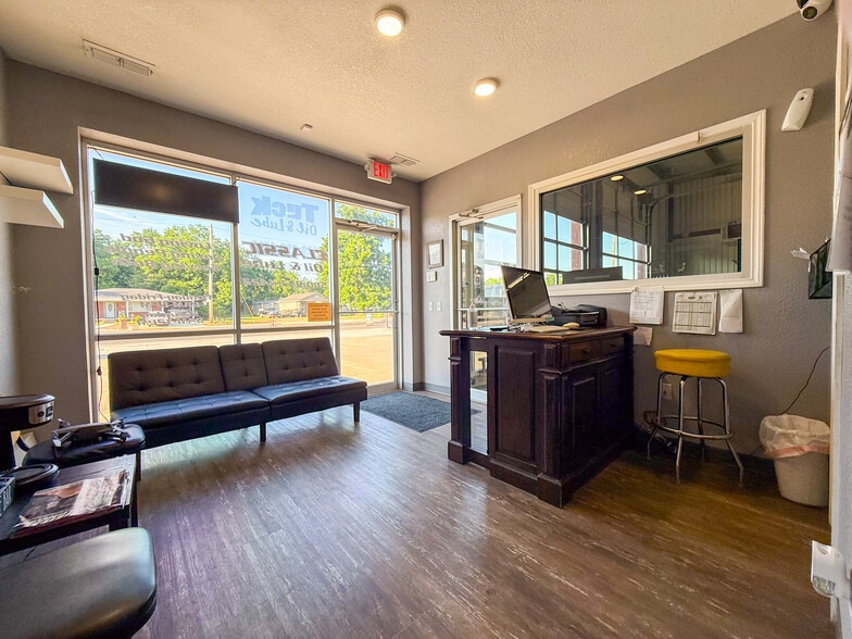 More Photos Of 304 E Wilson St, Valliant Office For Sale