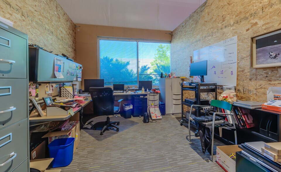 More Photos Of 2011 Cherry St, Louisville Light Manufacturing For Lease