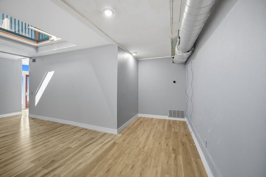 More Photos Of 101 East St, Hutto Storefront Retail Office For Lease