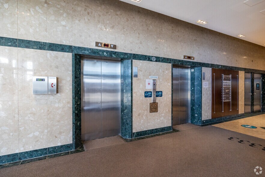 More Photos Of 3333 Boul De La Côte-Vertu, Saint-Laurent Office Residential For Lease