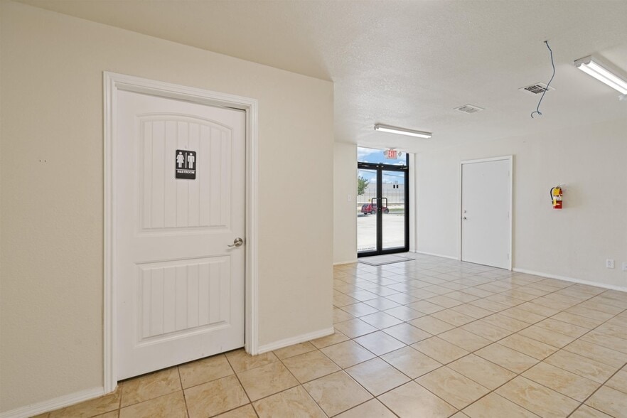 More Photos Of 159 Braddie Dr, Del Rio Light Distribution For Sale