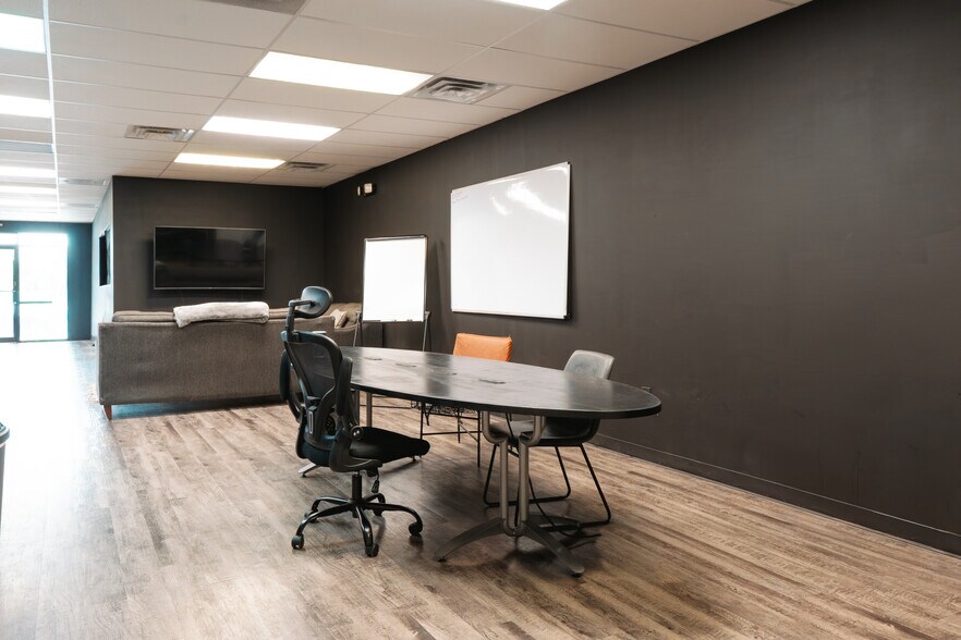 More Photos Of 7400-7440 NW River Park Dr, Parkville General Retail For Lease