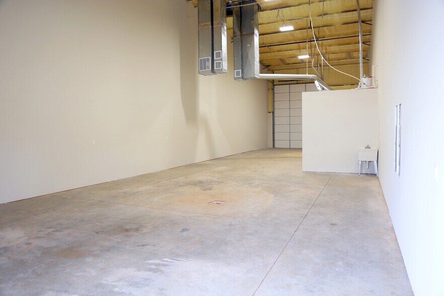 More Photos Of 18964 NE 23rd St, Harrah Warehouse For Lease
