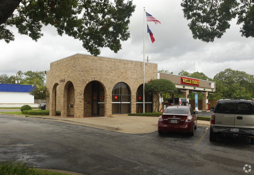 Primary Photo Of 1908 W William Cannon Dr, Austin Bank For Lease