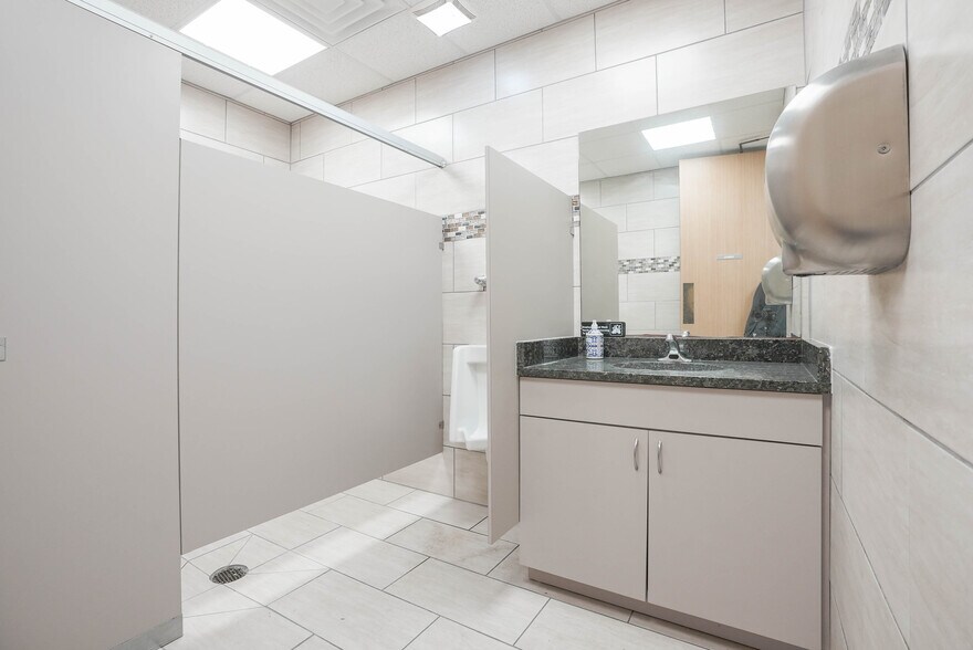 More Photos Of 10410 Corporate Dr, Sugar Land Research And Development For Lease