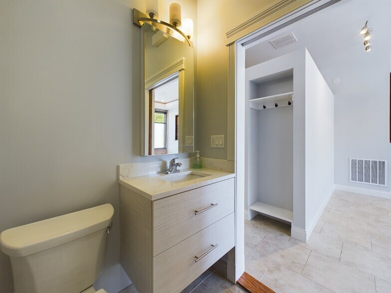 More Photos Of 2064 N Western Ave, Chicago Storefront Retail Residential For Lease