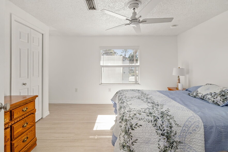 More Photos Of 9022 Midnight Pass Rd, Sarasota Apartments For Sale