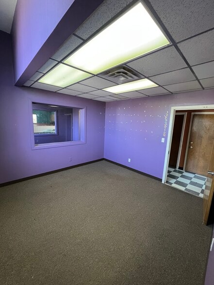 More Photos Of 204 N Alamo Blvd, Marshall Flex For Sale