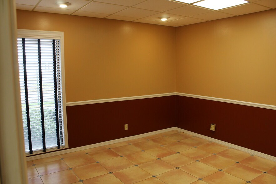 More Photos Of 7800 W Oakland Park Blvd, Sunrise Medical For Lease