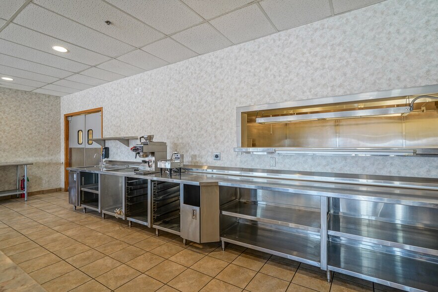 More Photos Of 3450 Gateway Dr, Grand Forks Restaurant For Lease