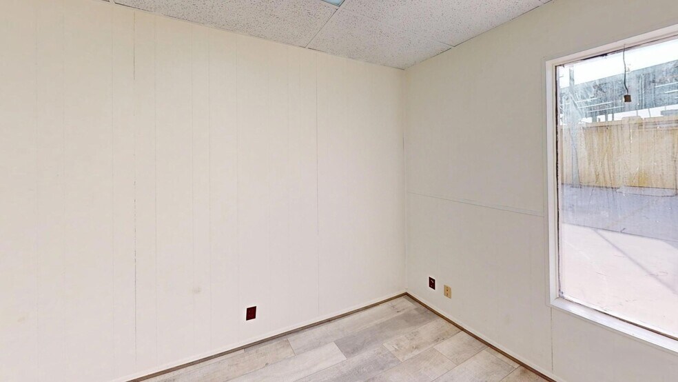 More Photos Of 1842 Bandera Rd, San Antonio Light Distribution For Sale