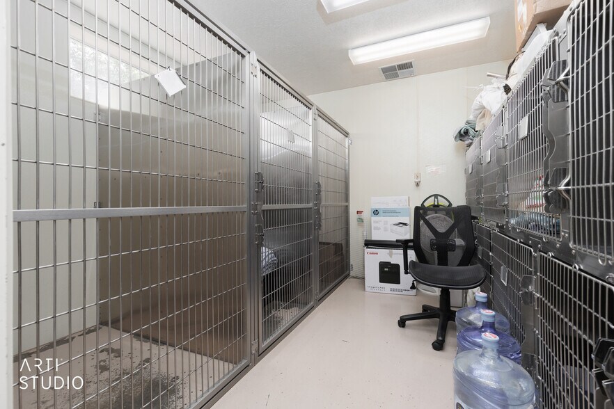 More Photos Of 371 Riverside Rd, Mesquite Veterinarian Kennel For Sale