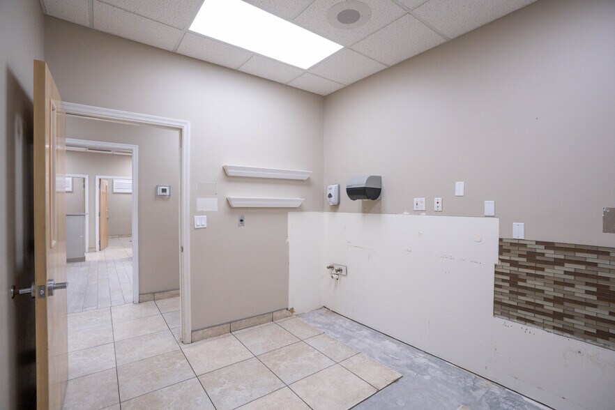 More Photos Of 3628 N Lecanto Hwy, Beverly Hills Veterinarian Kennel For Sale