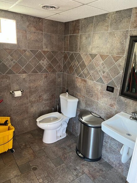 More Photos Of 16400 S Dixie Hwy, Markham Truck Terminal For Lease