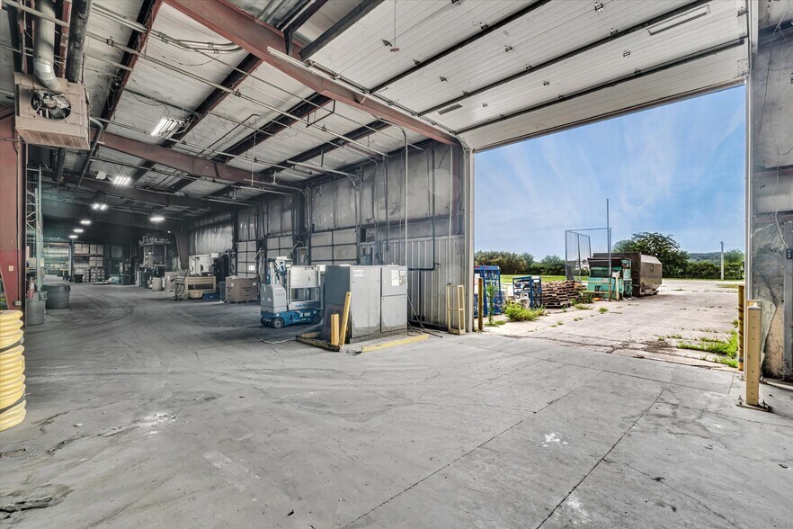 More Photos Of 202 1st St S, Kalona Manufacturing For Sale