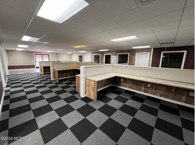 More Photos Of 709 1/2 Southwest Blvd, Clinton Warehouse For Lease