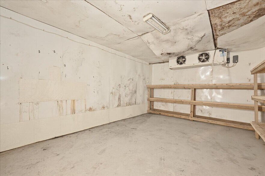 More Photos Of 1621-1623 Grand Ave, North Baldwin Storefront For Lease