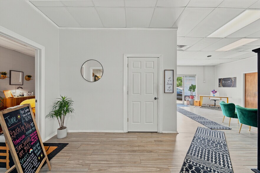 More Photos Of 20 Town Sq, Greenwood Health Club For Sale