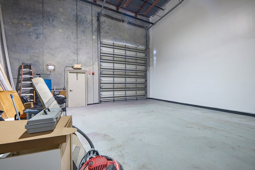 More Photos Of 575 NW Mercantile Pl, Port Saint Lucie Warehouse For Sale