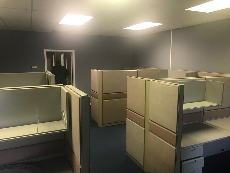 More Photos Of 232-236 Industrial Park Dr, Commerce Office For Lease