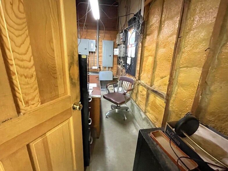 More Photos Of 21 Corinna Road Rd, Saint Albans Convenience Store For Sale