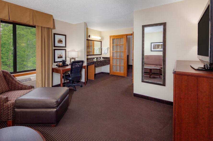 More Photos Of 3009 Lakeshore Dr E, Ashland Hotel For Sale