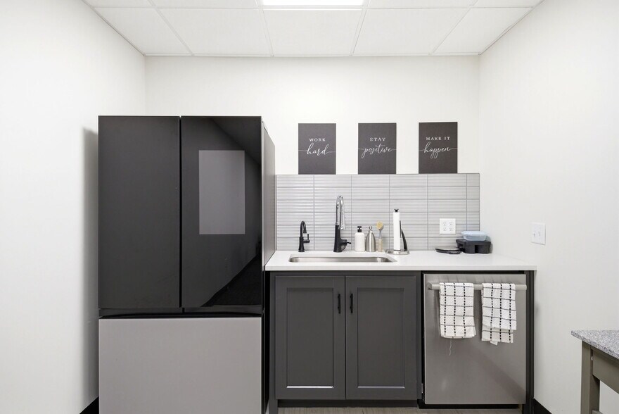 More Photos Of 326 SE Douglas St, Lees Summit Office For Sale