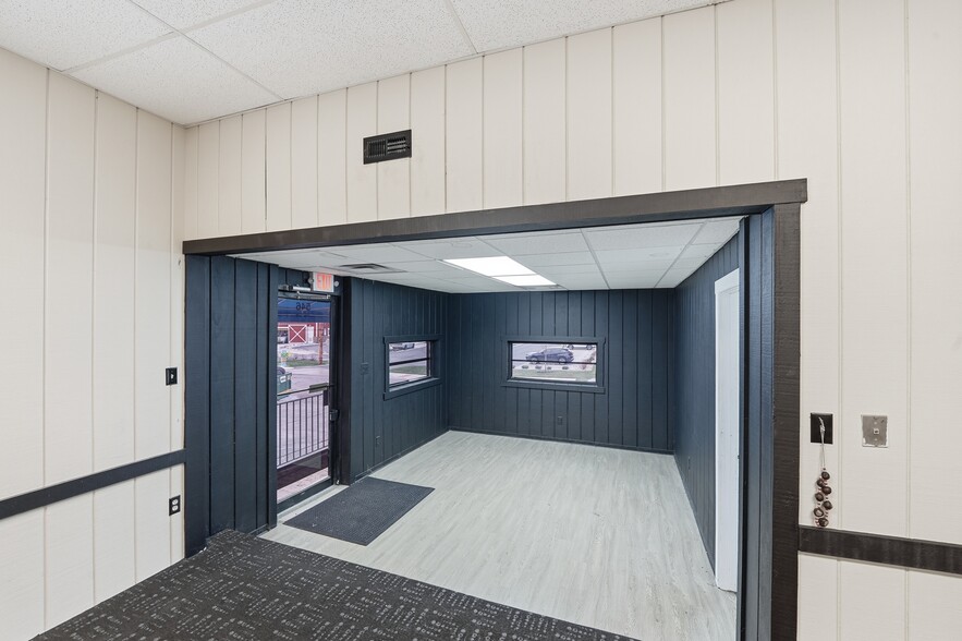 More Photos Of 546 Brehl Ave, Columbus Showroom For Lease