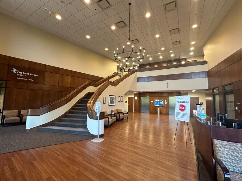 More Photos Of 160 N Eagle Creek Dr, Lexington Medical For Lease