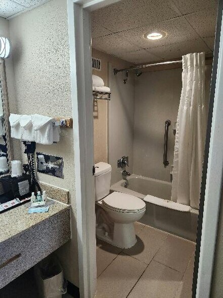 More Photos Of 6910 27th St, Moline Hotel For Sale