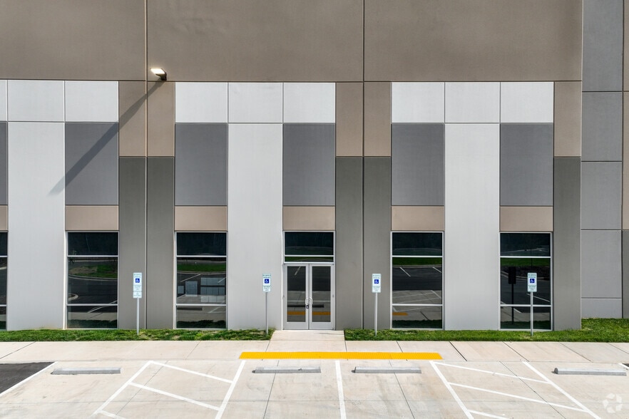 More Photos Of 1605 Piedmont Commerce Dr, Kernersville Warehouse For Lease