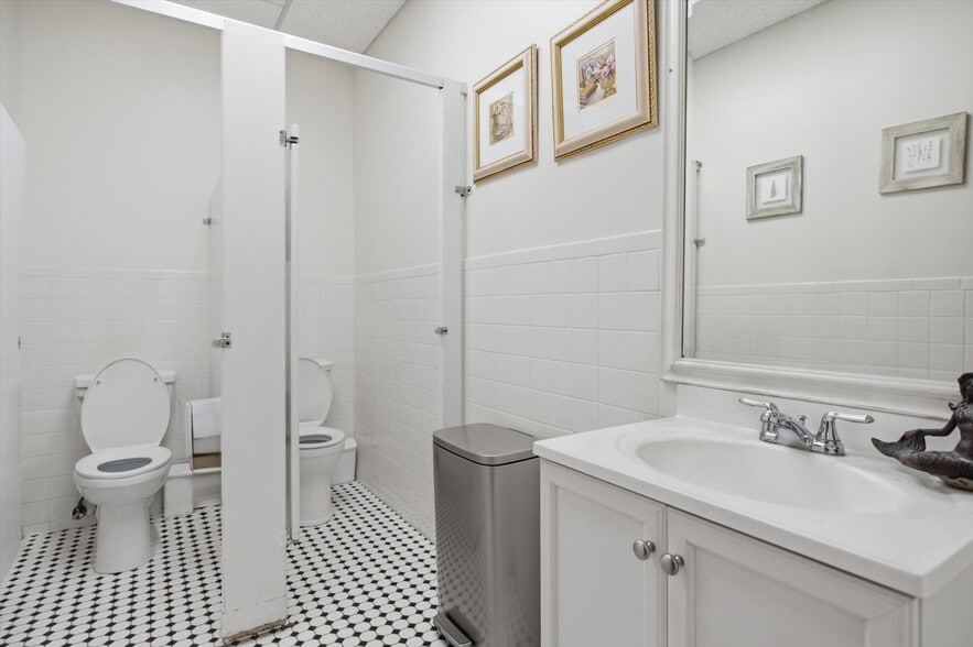 More Photos Of 1038 West Jericho Tpke, Smithtown Office For Sale