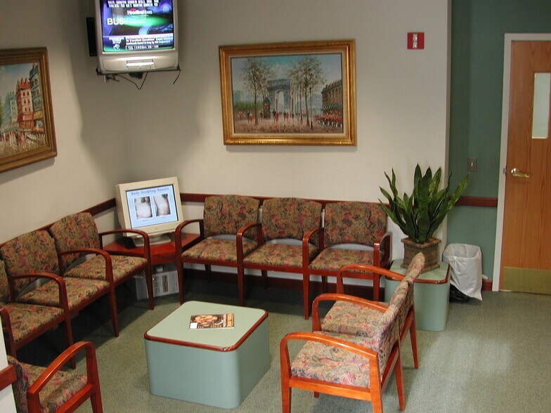 More Photos Of 110 Chesley Dr, Media Office For Sale