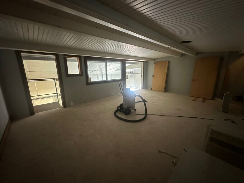 More Photos Of 10 Hangar Rd, Vineyard Haven Warehouse For Lease