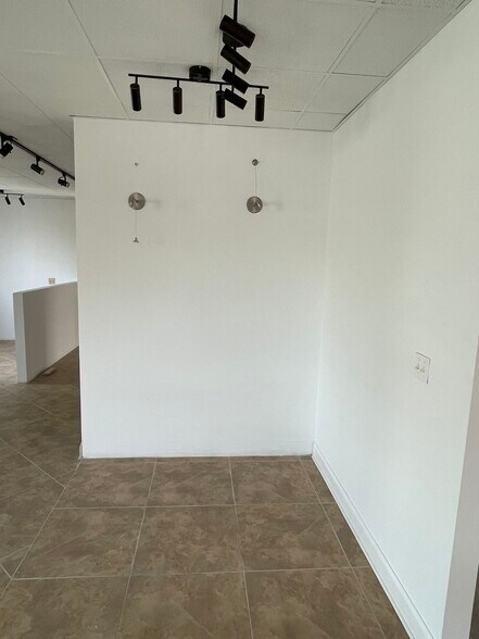 More Photos Of 535 Northern Ave, Hagerstown Showroom For Lease