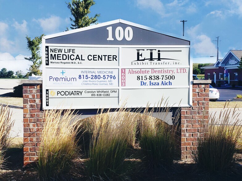 More Photos Of 16001-16009 Executive Dr, Crest Hill Office For Lease