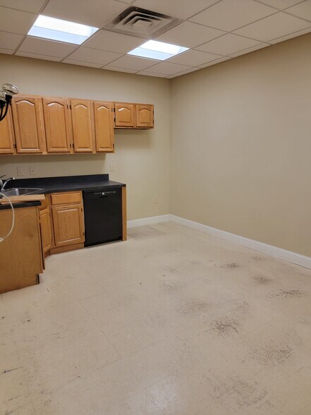 More Photos Of 8-18 W Market St, Wilkes Barre Office For Lease
