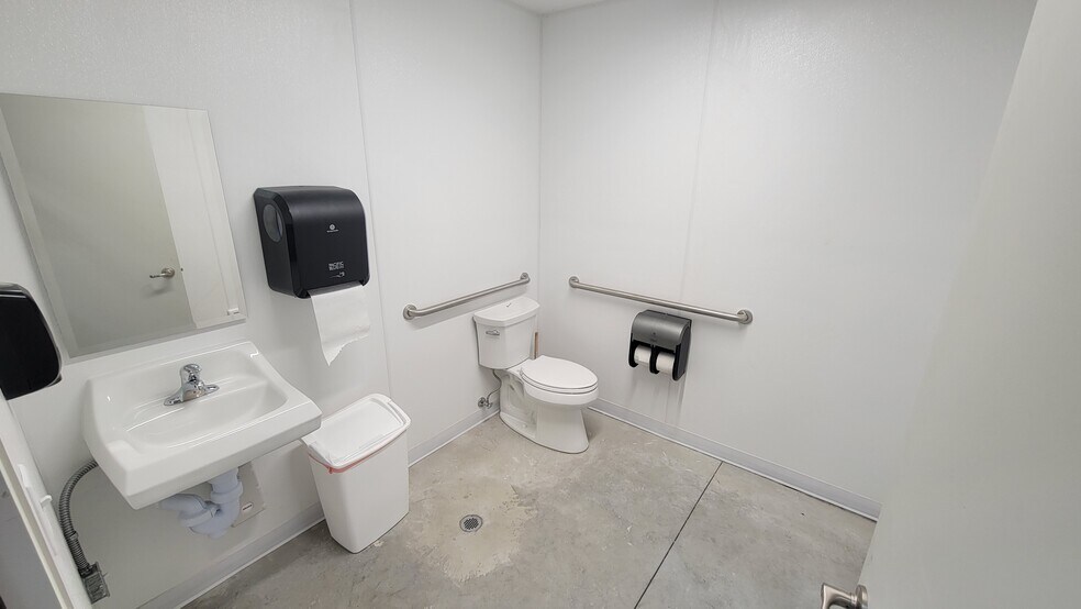 More Photos Of 1751 12th Ave, Columbus Service For Lease