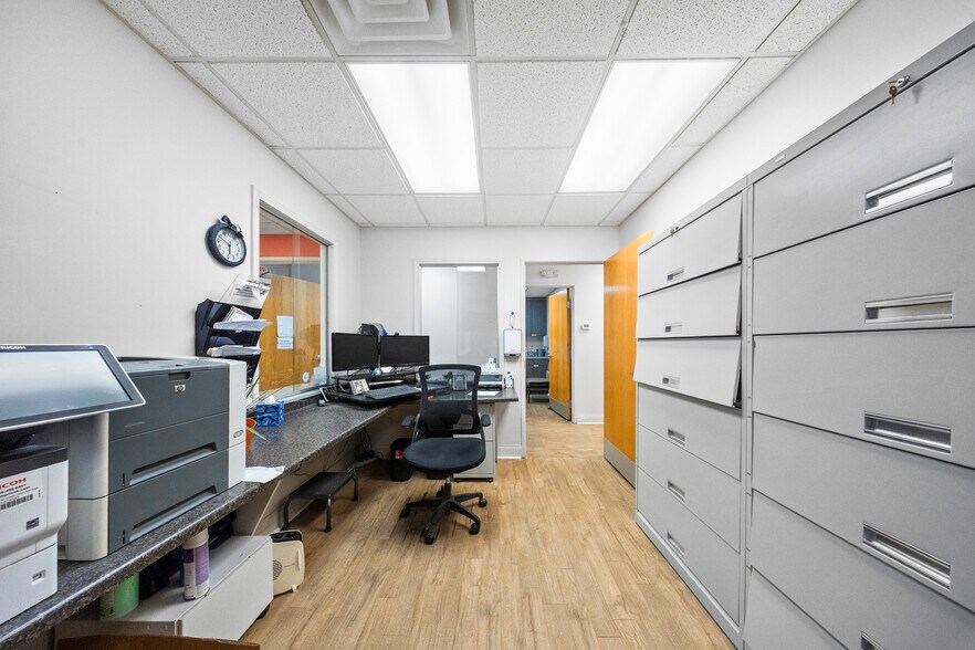 More Photos Of 1901 Winchester Ave, Ashland Office For Sale